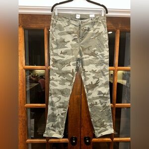 EUC Gap‎ Size 8 Women’s Girlfriend Chino Camouflage Cargo Straight Leg Pants